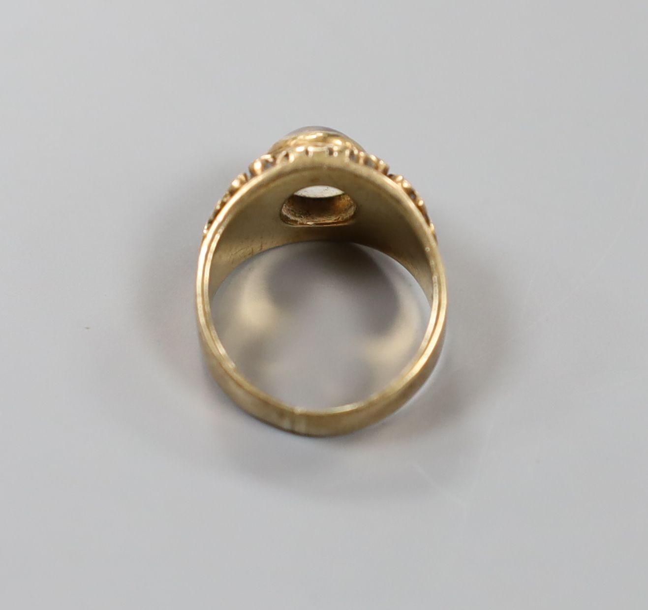 A modern 9ct gold and cabochon moonstone set dress ring, size M/N, gross 7.5 grams.